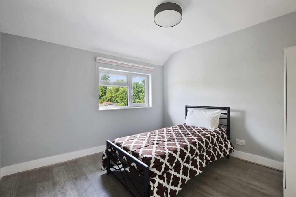 03 6078GCCOREP 36 Cardinal Ave Bedroom 3 Original (6) Medium